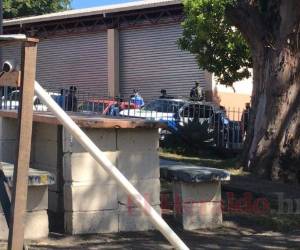 Tras quedar gravemente herido y en un intento por salvarle la vida, el conductor fue trasladado en una patrulla policial hasta la Estación de Bomberos de El Carrizal.