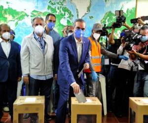 Abinader, candidato del socialdemócrata Partido Revolucionario Moderno (PRM), concentraba 52,51% de los votos. Foto: AFP