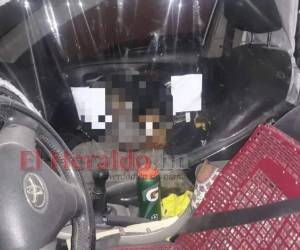 El cuerpo de la víctima quedó tendido sobre el asiento del pasajero, separado del conductor herido a través del mecanismo que los transportistas han tenido que implementar para evitar contagios del covid-19.