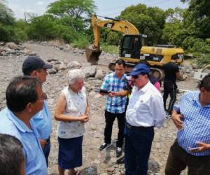 El ministro de Insep, Roberto Pineda, visitó el sitio donde se va a construir el puente sobre el río Chiquito, entre Orocuina y Apacilagua.