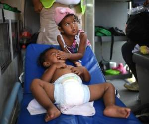 El menor junto a su hermana en una camilla de una ambulancia en Chiapas, México. Foto: Agencia AFP