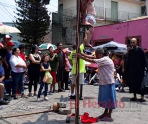 La hondureña no pudo evitar llorar ante la dramatización de la crucifixión de Jesús. Foto: EL HERALDO