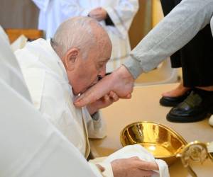 El papa Francisco también besó los pies de algunas de las reclusas.