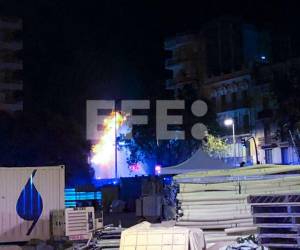 Esta deflagración de gas derivó en un incendio, por lo que los Bomberos de Barcelona continúaban trabajando en la zona para extinguir las llamas.