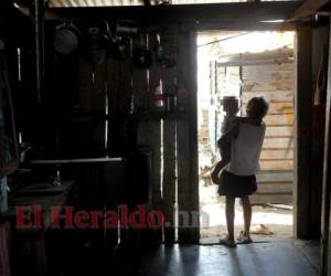 Atender a pacientes con Covid-19 en casa será un reto para miles de hogares en Honduras. Una gran cantidad no tiene espacio para aislar al contagiado en una habitación exclusiva. Foto: EL HERALDO.