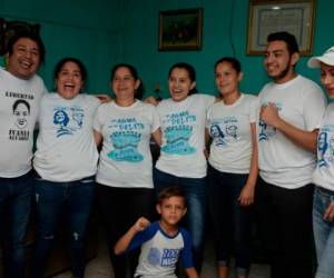 Ivania Álvarez, segunda desde la izquierda, y Neyma Hernández, en el centro, posan para una foto con familiares después de su liberación de la prisión en la casa de Álvarez en Managua, Nicaragua, el lunes 30 de diciembre de 2019. (AP Foto / Oscar Navarrete)