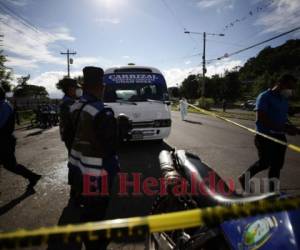 Según la información preliminar de las autoridades, dos personas a bordo de una motocicleta, un hombre y una mujer, habrían cometido el delito. Foto: Emilio Flores / EL HERALDO.