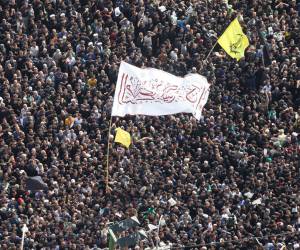 El presidente iraní Ebrahim Raisi, fallecido el domingo en un accidente de helicóptero, fue enterrado el jueves en su ciudad natal de Mashhad, al noroeste de Irán, tras tres días de multitudinarias exequias. Aquí las impactantes imágenes del último adiós.