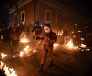 Los participantes se lanzan bolas de fuego que pesan entre 4 y 5 kilos, amarradas con alambre de hierro. Foto AFP