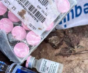 En la bodega se encontraron cajas expuestas al sol y la lluvia con medicamentos vencido. También habían equipos médicos.