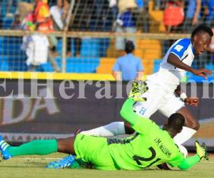 El arquero de Trinidad y Tobago, Jan Michael Williams, fue sustituido en el inicio del encuentro ante Honduras tras el choque contra Elis. (Foto: El Heraldo Honduras)