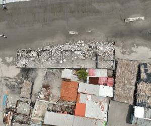 Las proyecciones indican un panorama desalentador para la costa sur del país, ya que el mar se llevará 137 metros cuadrados de tierra cada año en Honduras. Te mostramos a continuación qué tanto ha ido avanzando el mar en estos años y cómo ha obligado a las personas a dejar sus casas.