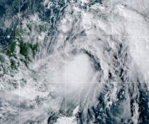 Esta imagen del domingo 25 de octubre de 2020, cortesía de la Oficina Nacional de Administración Oceánica y Atmosférica de Estados Unidos, muestra a la tormenta tropical Zeta.