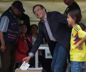 El candidato presidencial colombiano, Gustavo Petro, da su voto al lado de su hija en un colegio electoral en Bogotá durante las elecciones presidenciales en Colombia el 27 de mayo de 2018. / AFP / Raúl ARBOLEDA.