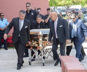 El féretro con los restos del cantante mexicano José José llega al Miami Dade County Auditorium para un velorio público el domingo 6 en Miami. Foto: AP.