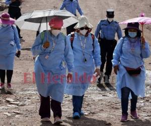 Los equipos de respuesta rápida y las brigadas integrales continúan buscando casos sospechosos en los barrios y colonias de la capital. Foto: David Romero/ EL HERALDO.