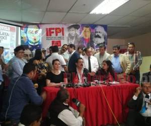 Manuel Zelaya Rosales junto a representantes de la bancada de Libre durante una conferencia de prensa realizada este martes. Foto Marvin Salgado| EL HERALDO