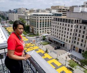 En esta imagen facilitada por la Oficina Ejecutiva de la Alcalde, la alcalde del Distrito de Columbia, Muriel Bowser, observa desde la azotea del hotel Hay Adams, cerca de la Casa Blanca, las palabras “Black Lives Matter' que trabajadores de la ciudad y activistas pintaron con grandes letras amarillas en una calle en Washington. Foto: AP