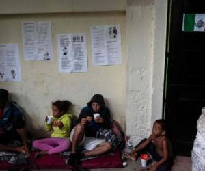 Migrantes desayunan en el templo de Asunción -adaptado como refugio temporal- en Puebla, México. Foto AFP