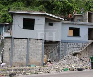 Las autoridades ya dieron inicio a la demolición de viviendas como parte de los trabajos para construir un tercer carril en la carretera al sur de la capital.