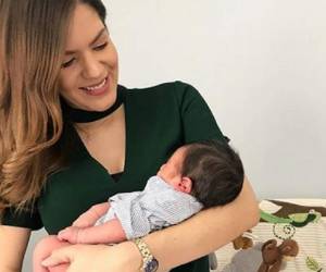 Melissa Valeriano cargando a su bebé Fernando Gabriel. (Foto: Instagram)