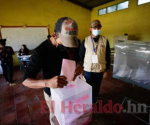Con las medidas apropiadas y protocolos de bioseguridad los residente de Guaimaca acudieron a las urnas este domingo. Foto: Emilio Flores/El Heraldo