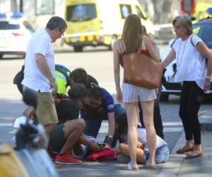 Las personas heridas quedaron a un costado de la populosa avenida de Barcelona. Foto: AFP