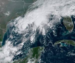 La imagen satelital de GOES-16 GeoColor proporcionada por la Oficina Nacional de Administración Oceánica y Atmosférica de Estados Unidos (NOAA por sus siglas en inglés) muestra la Tormenta Tropical Beta, centro, en el Golfo de México. (NOAA vía AP).