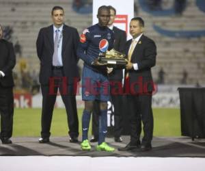 Rubilio Castillo siendo reconocido con el botín de oro al final del partido ante Herediano en el Estadio Nacional. (Foto: EL HERALDO)