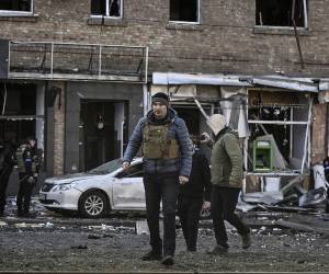 El misil ruso que cayó sobre Kiev, la capital de Ucrania, cerca de un edificio, dejó destrucción y dolor.