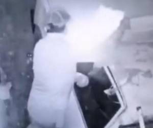 El video muestra el momento en que el sujeto le prende fuego al vehículo.