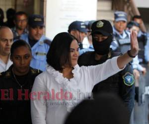 La ex primera dama Honduras, Rosa Elena Bonilla de Lobo, llegó la tarde de este martes a los Tribunales en Materia de Corrupción para escuchar el fallo del denominado caso Caja Chica de la dama, donde está involucrada. Foto: Alex Pérez/EL HERALDO.