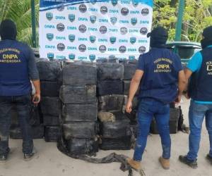Se incautaron alrededor de 67 fardos de supuesto clorhidrato de cocaína. Foto Policía Nacional