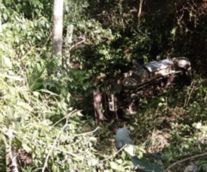 El trágico momento causó el volcamiento del vehículo donde cinco personas resultaron heridas.