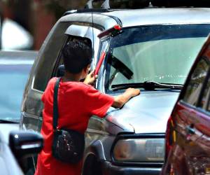 La pobreza y falta de centros educativos están entre las principales razones para que más de 1.1 millones de niños y jóvenes no asistan a las escuelas y colegios, coincidieron los expertos.