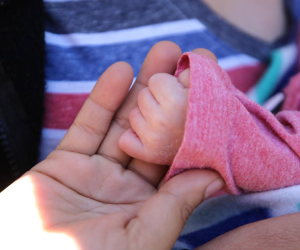 Para adoptar a un menor de edad, el solicitante debe ser al menos 15 años mayor que el niño y tener entre 25 y 60 años de edad.