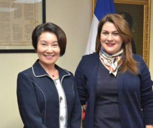 La canciller de Taiwán Ingrid Hsing y la diplomática hondureña María Dolores Agüero.