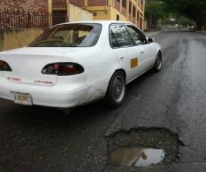 En las ciudades cada vez es más común que los carros sufran daños por los baches.