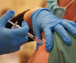 La televisión transmitió el momento en que Anita Quidangen era inoculada en el Hospital de Toronto en el marco de la campaña de vacunación en el país, menos de una semana después de que diera luz verde a la vacuna Pfizer/BioNTech.