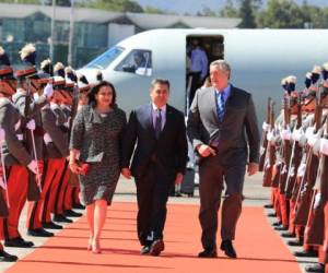 El presidente y su esposa fueron recibidos por parte del ministro de Gobernación, Enrique Antonio Degenhart Asturias.