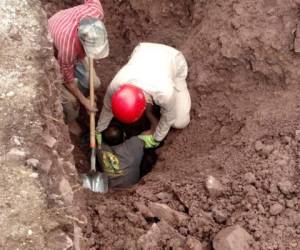 Un hombre quedó soterrado por un alud de tierra en la aldea Los Chaguites, en el municipio de Valle de Ángeles, Distrito Central, Honduras.