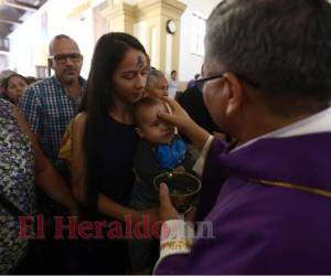 Personas de todas las edades hacían largas filas para que su frente fuera marcada con ceniza, las iglesias estaban abarrotadas. Fotos: Emilio Flores/EL HERALDO