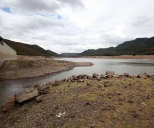 La represa La Concepción fue diseñada para abastecer a medio millón de personas, sin embargo, ahora se le exige el doble de su capacidad. La comuna capitalina declaró este embalse en emergencia debido que se encuentra en un estado crítico.