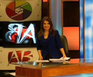 La bella Jaqueline Redondo es la imagen de los noticieros de Abriendo Brecha.