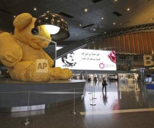 En esta imagen del 6 de mayo de 2018 se observa un enorme oso de felpa que adorna el Aeropuerto Internacional Hamad en Doha, Catar. (AP Foto/Kamran Jebreili)..