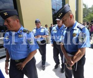 En fecha 20 de abril, los depuradores suspendieron a 25 policías supuestamente vinculados en los crímenes de Alfredo Landaverde y Arístides González