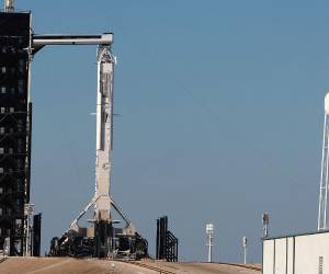 SpaceX indicó poco después que comenzó a retirar el combustible del cohete y precisó que la tripulación iba a desembarcar.