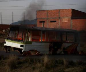 La Defensoría del Pueblo de Bolivia informó este sábado que la operación militar y policial para intentar desbloquear carreteras en el departamento de La Paz y los posteriores enfrentamientos entre manifestantes y agentes dejaron 47 personas detenidas y cinco heridas. Aquí las imágenes de la crisis que vive el país sudamericano.