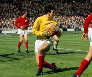 En una foto de archivo, el arquero Gordon Banks de la selección de Inglaterra, domibana una acción. Foto: @PedroMayo25 en Twitter