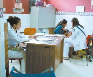 Solo 3,000 de los 11,000 médicos colegiados laboran en el sistema público, según el CMH